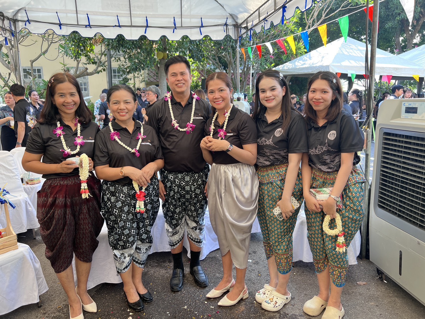 title - ปฏิรูปที่ดินจังหวัดเพชรบุรี พร้อมด้วยเจ้าหน้าที่ ส.ป.ก.เพชรบุรี ร่วมพิธีรดน้ำขอพรผู้บริหารจังหวัด เพื่อเสริมความเป็นสิริมงคลเนื่องในโอกาสต้อนรับปีใหม่ไทย 2569 และเพื่ออนุรักษ์และสืบสานประเพณีสงกรานต์อันดีงามของไทย